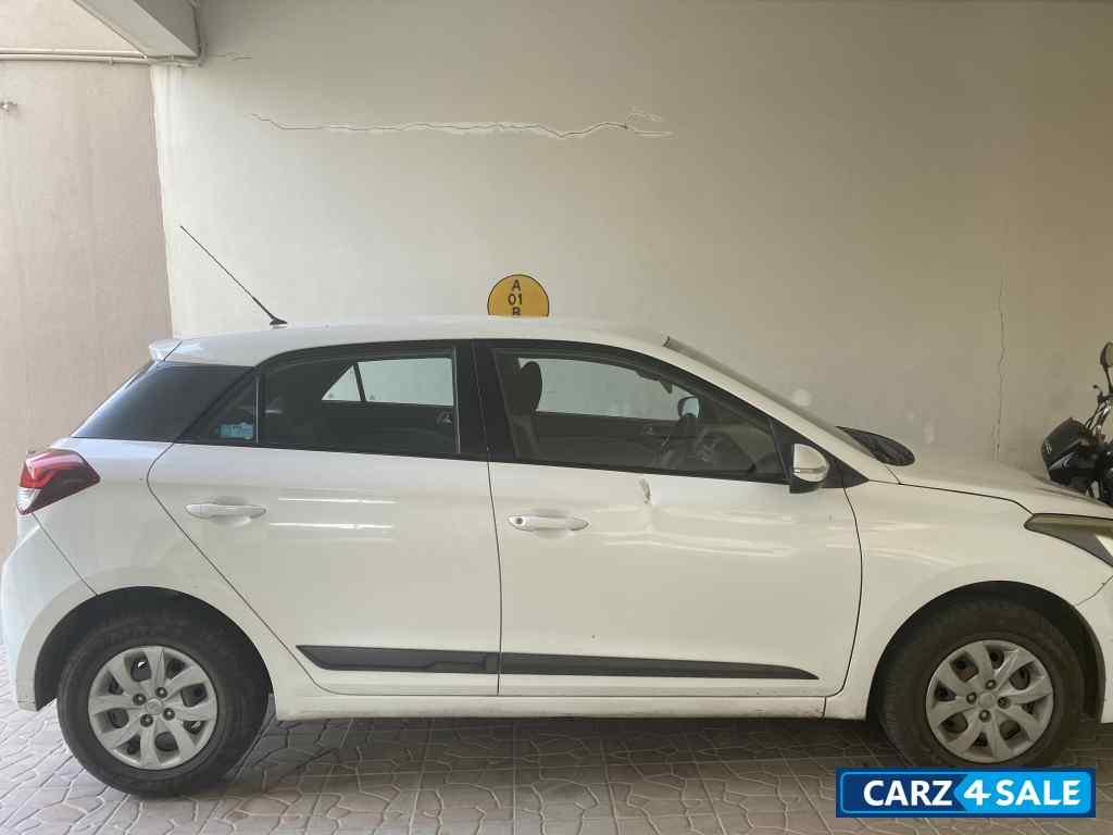Polar White Hyundai Elite i20 Sports 1.2