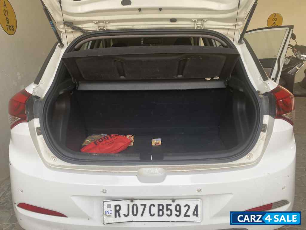 Polar White Hyundai Elite i20 Sports 1.2