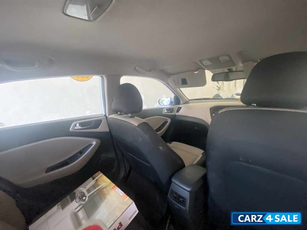 Polar White Hyundai Elite i20 Sports 1.2