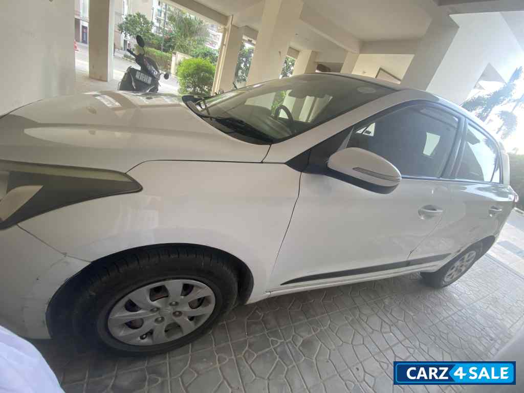 Polar White Hyundai Elite i20 Sports 1.2