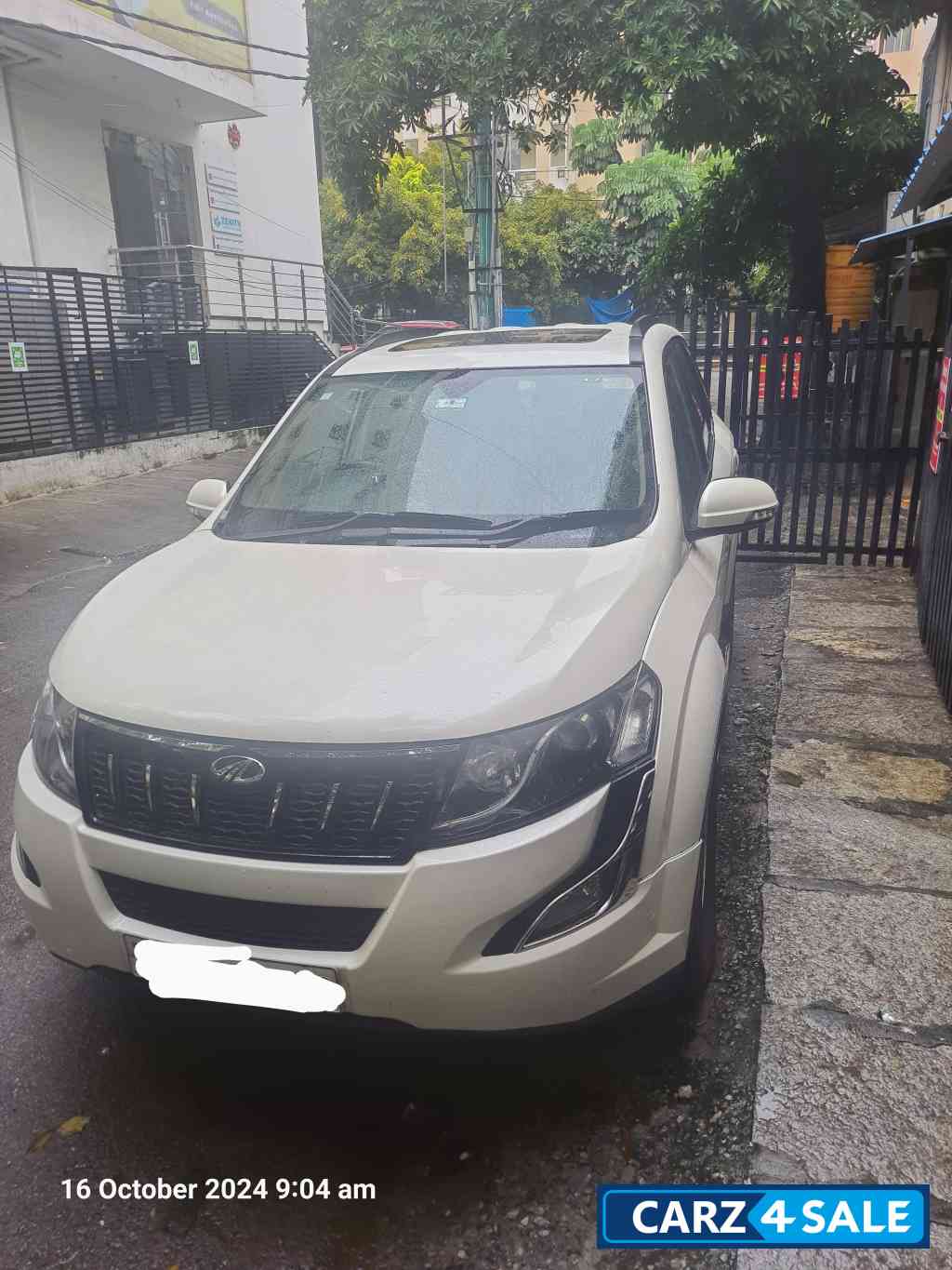 Mahindra XUV 500 W10