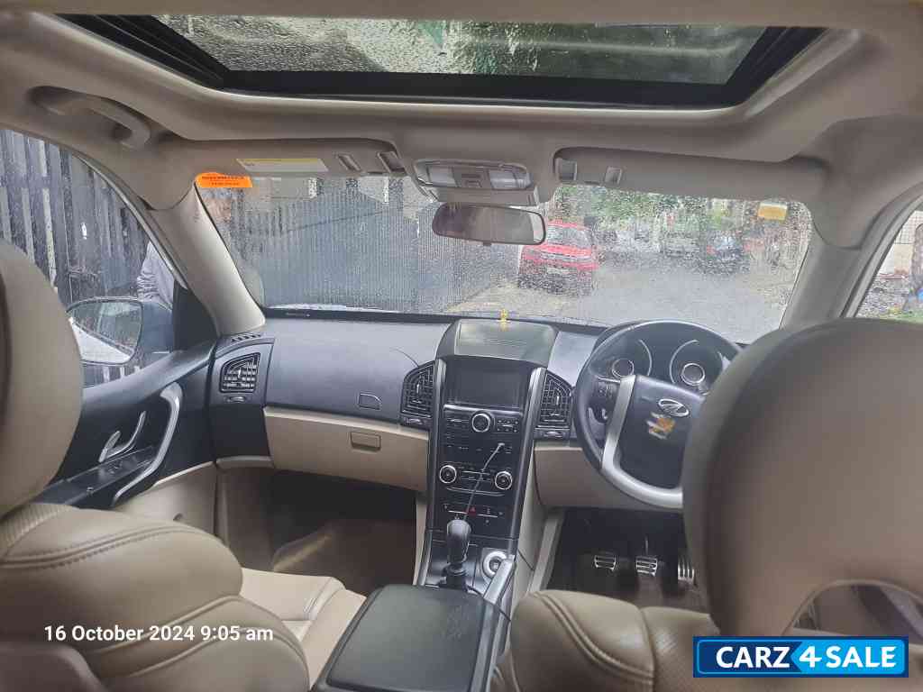 Mahindra XUV 500 W10