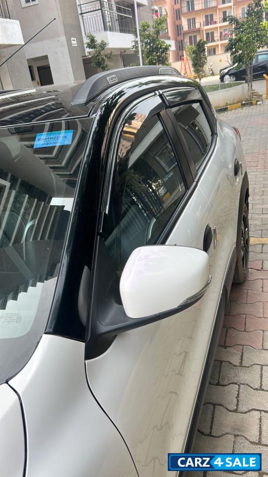 White & Black Dual Tone Renault Kwid Climber AMT Optional Dual Tone