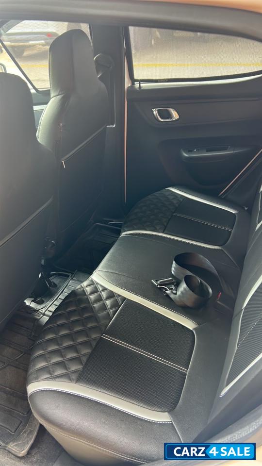 White & Black Dual Tone Renault Kwid Climber AMT Optional Dual Tone