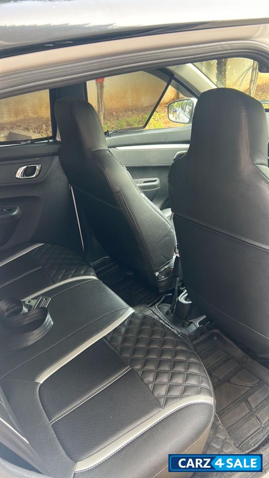 White & Black Dual Tone Renault Kwid Climber AMT Optional Dual Tone