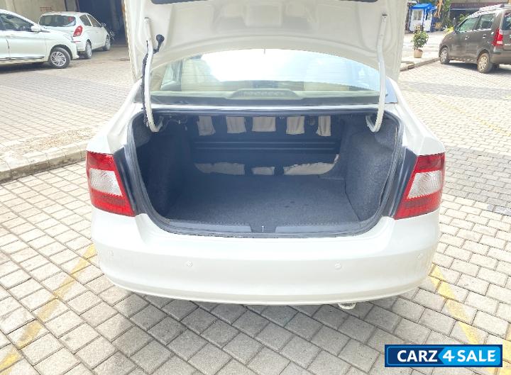 White Skoda Rapid Automatic 1.6MPI Elegance