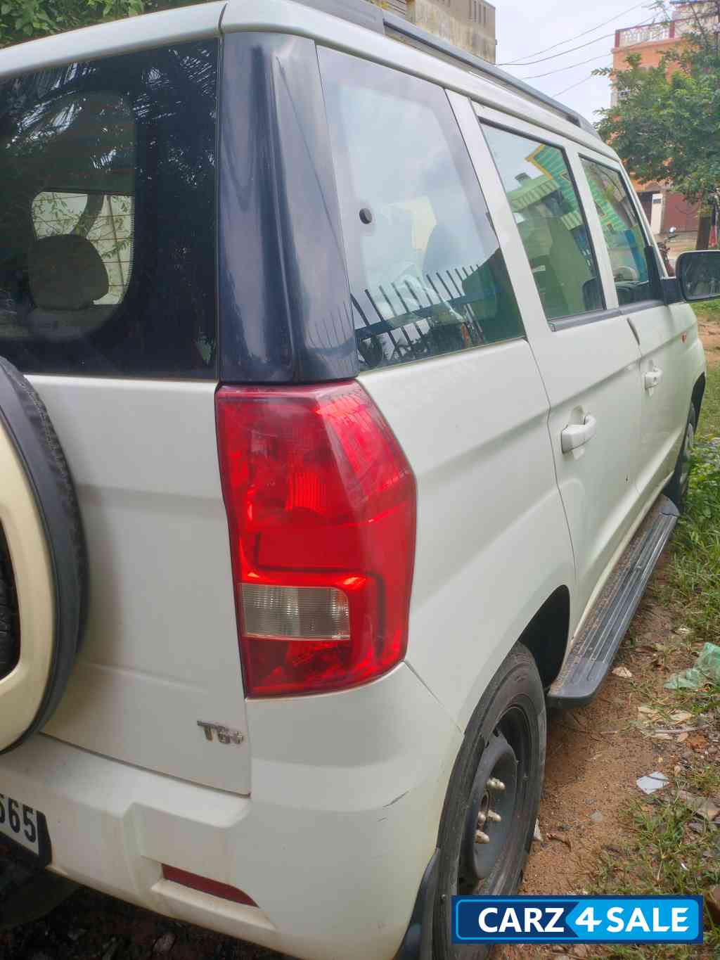 Mahindra TUV300 T6+