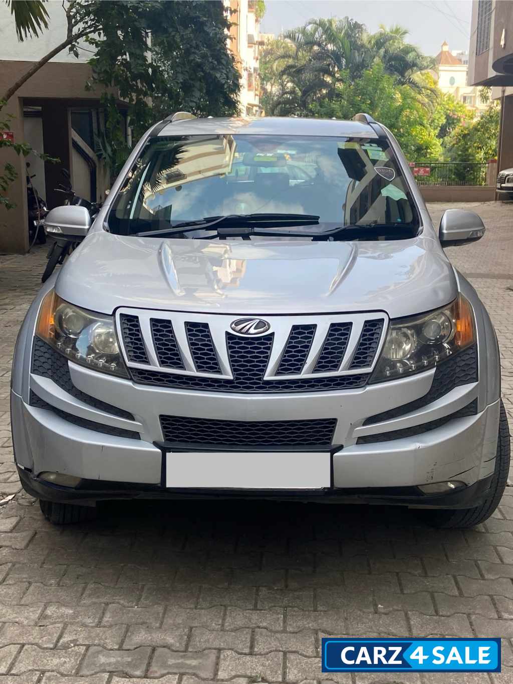 Silver Gray Mahindra XUV 500 W6