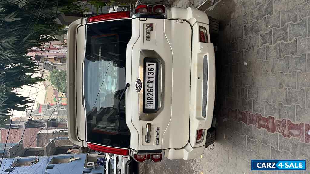 White Mahindra Scorpio S6 Plus