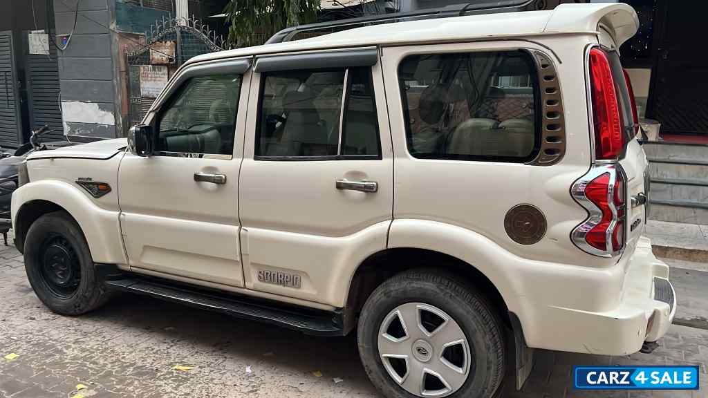 White Mahindra Scorpio S6 Plus