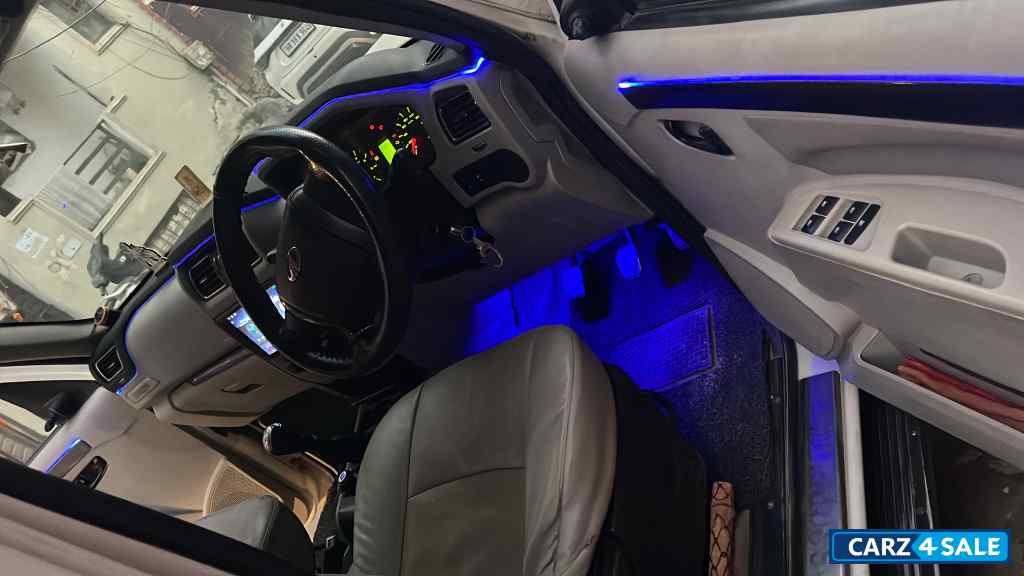 White Mahindra Scorpio S6 Plus