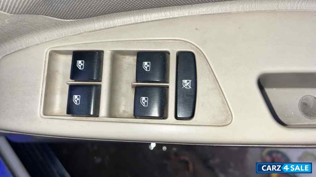 White Mahindra Scorpio S6 Plus