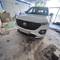White MG Hector Plus Select