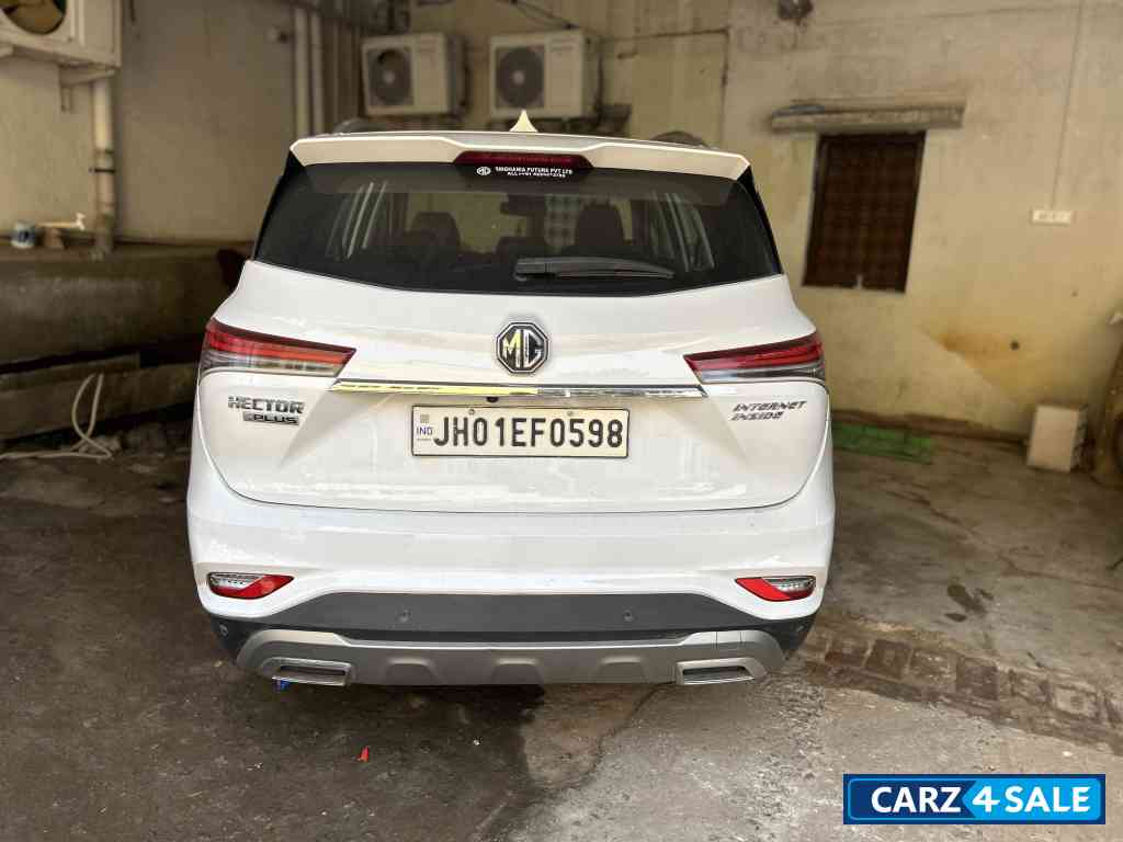 White MG Hector Plus Select