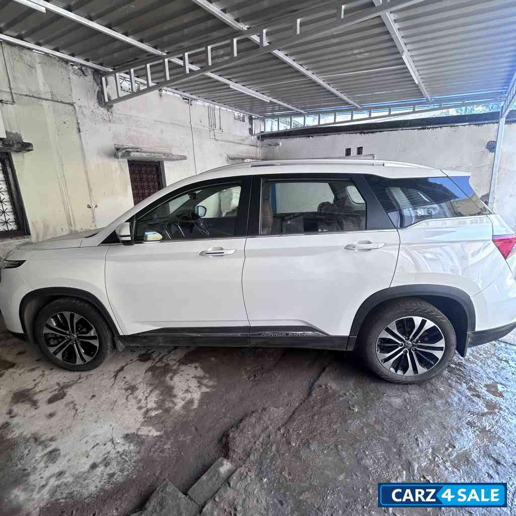 White MG Hector Plus Select
