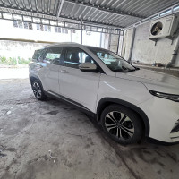 White MG Hector Plus Select