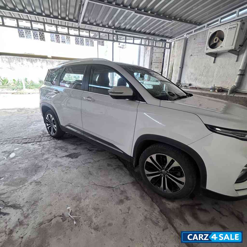 White MG Hector Plus Select