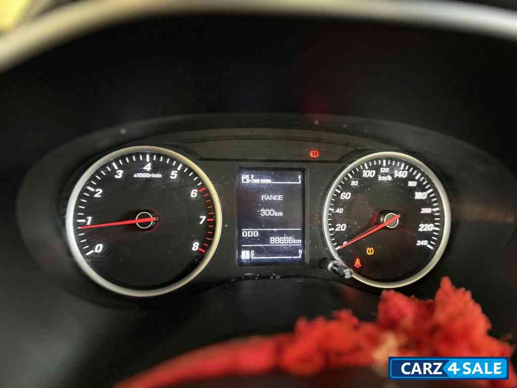 White MG Hector Plus Select