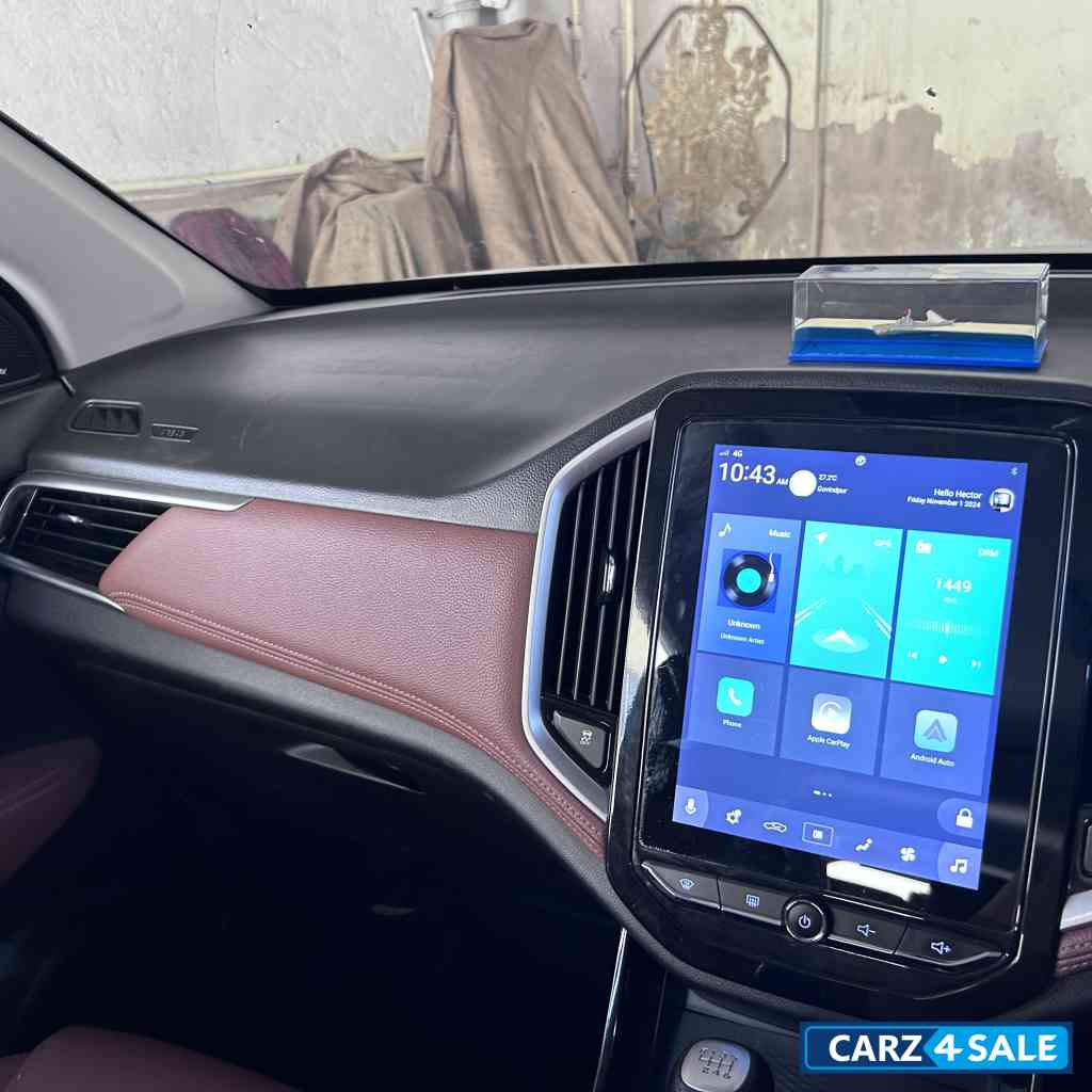 White MG Hector Plus Select