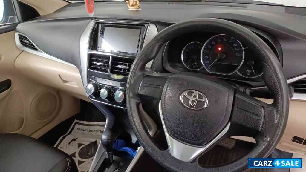 Toyota Yaris J CVT