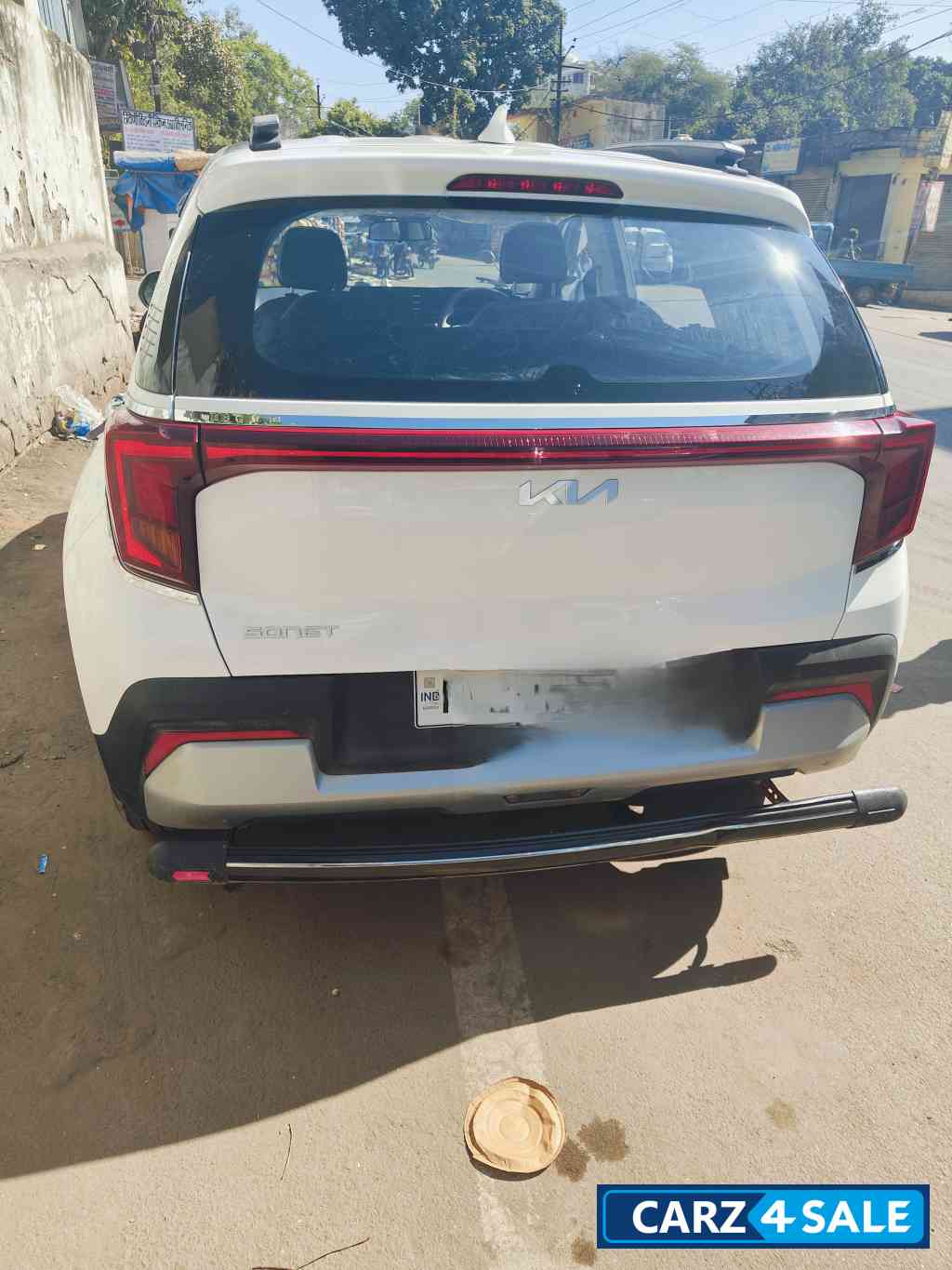 White Kia Sonet HTK 1.2