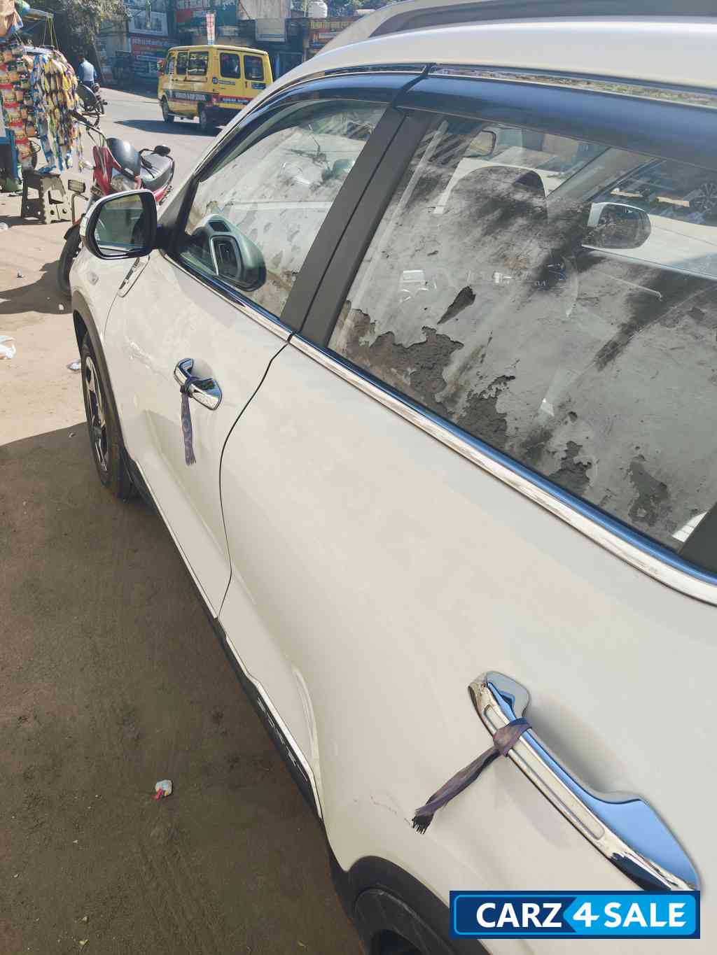 White Kia Sonet HTK 1.2