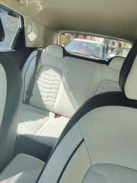 White Kia Sonet HTK 1.2