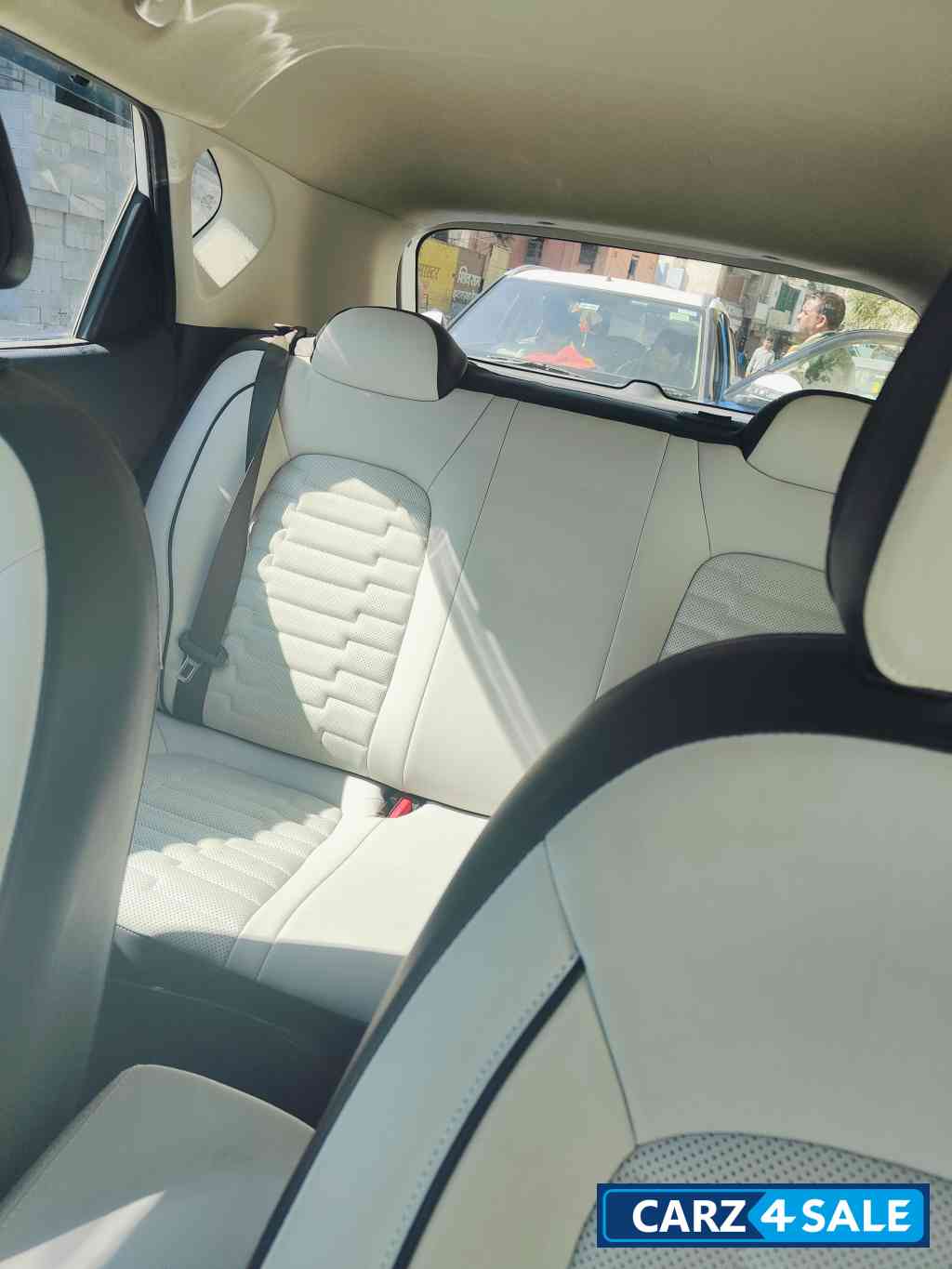 White Kia Sonet HTK 1.2