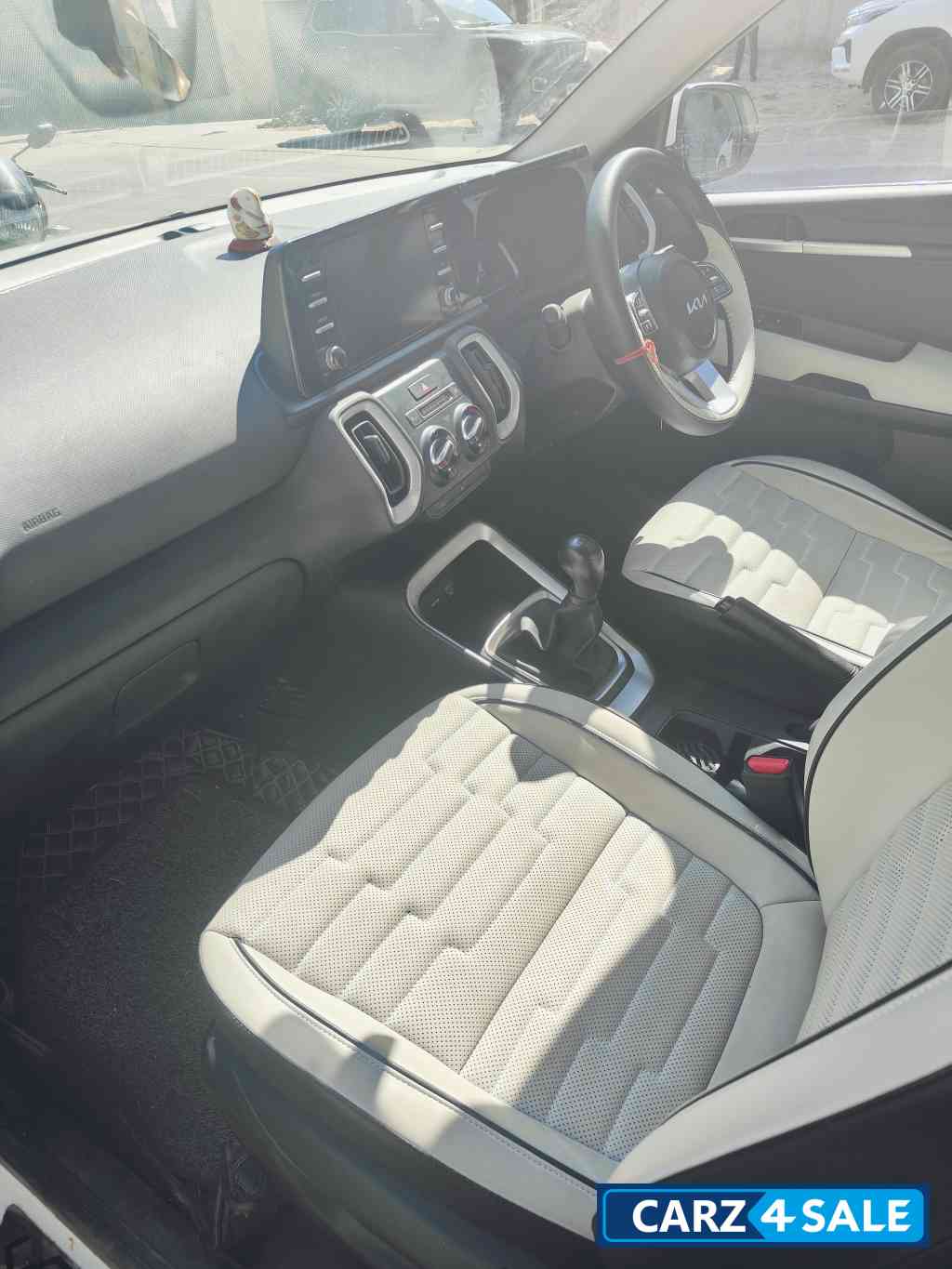 White Kia Sonet HTK 1.2