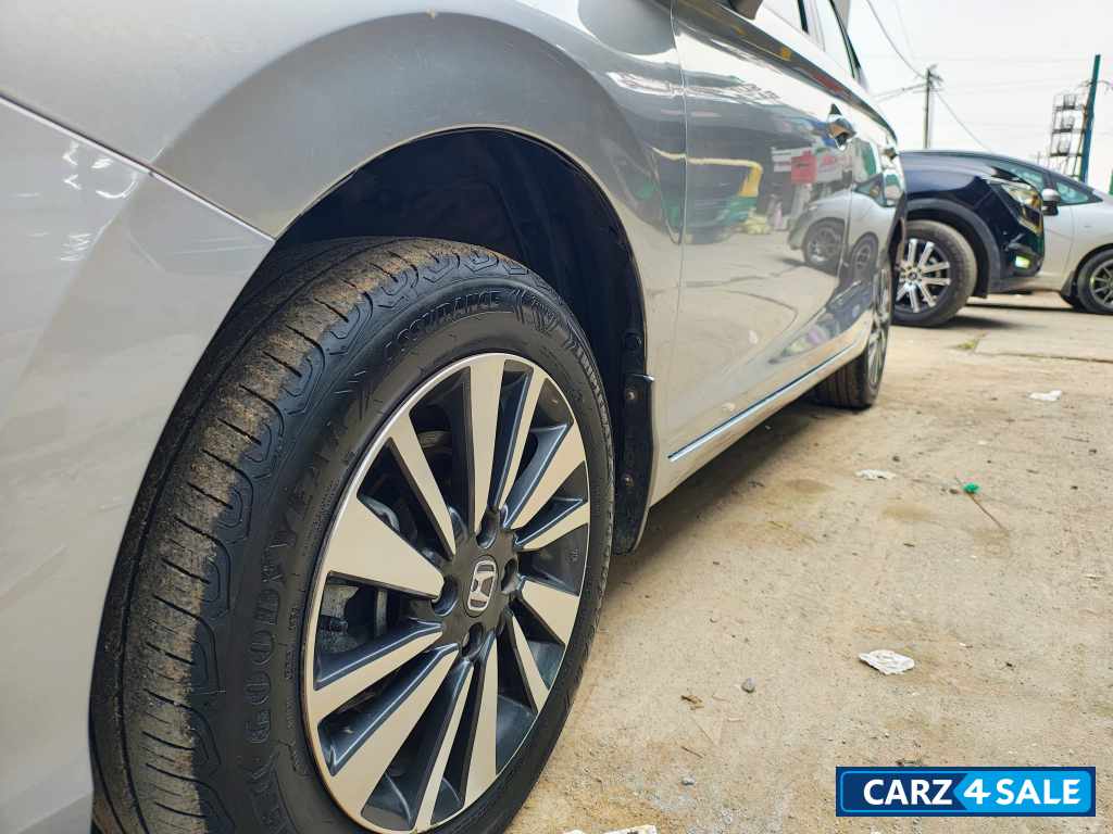 Silver Honda City V MT