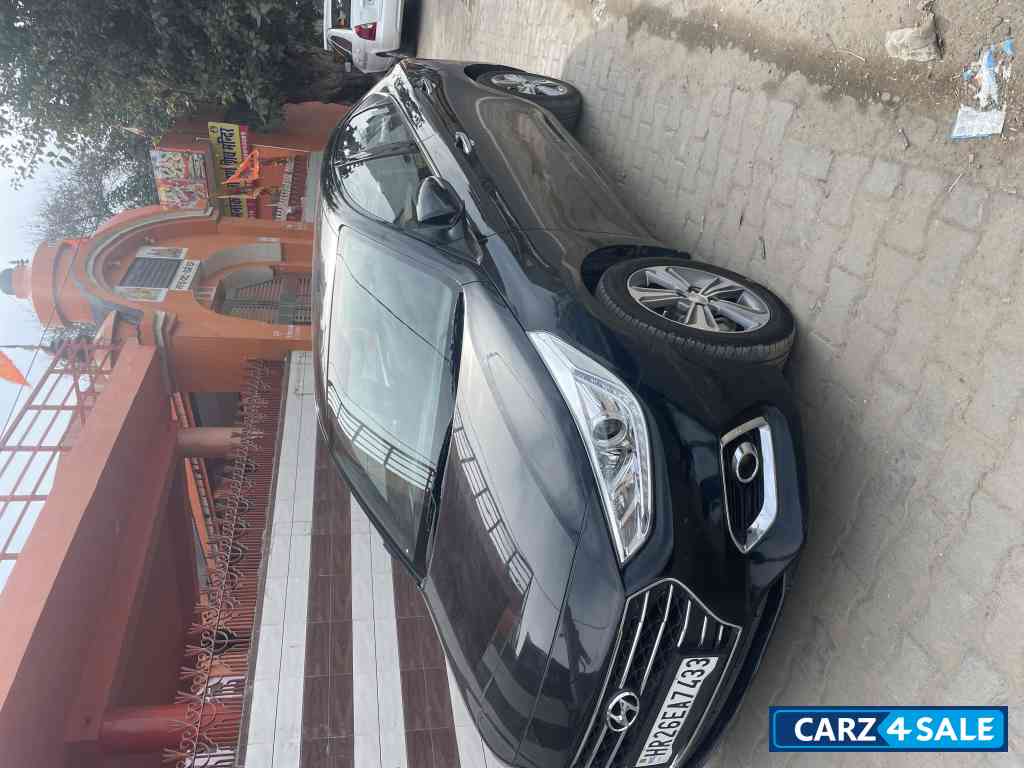 Black Hyundai Verna SX