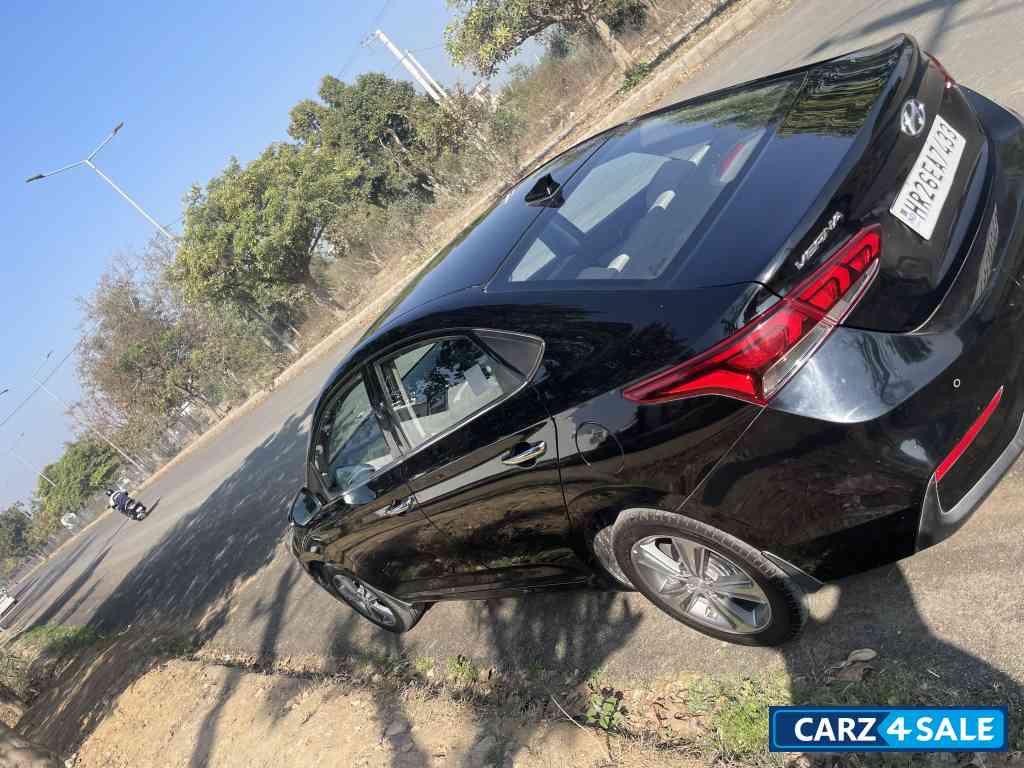 Black Hyundai Verna SX