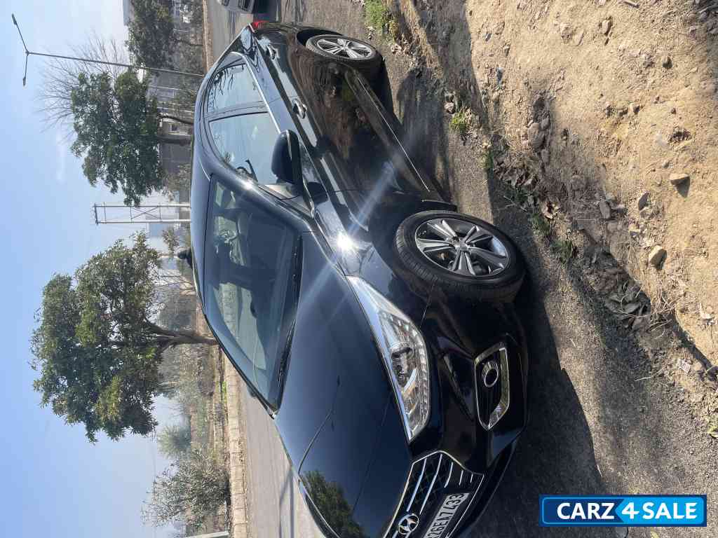 Black Hyundai Verna SX