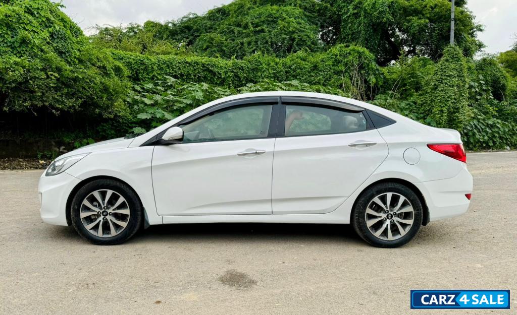 White Hyundai Verna Fluidic sx(o) White Hyundai Verna Fluidic sx(o)