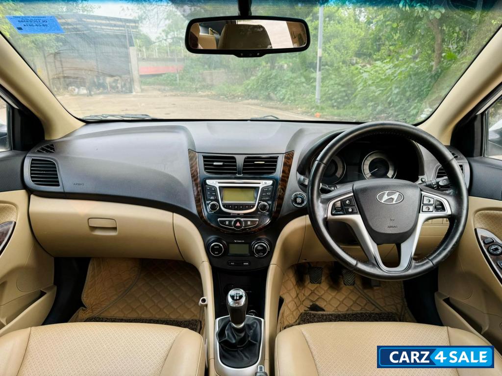 White Hyundai Verna Fluidic sx(o) White Hyundai Verna Fluidic sx(o)