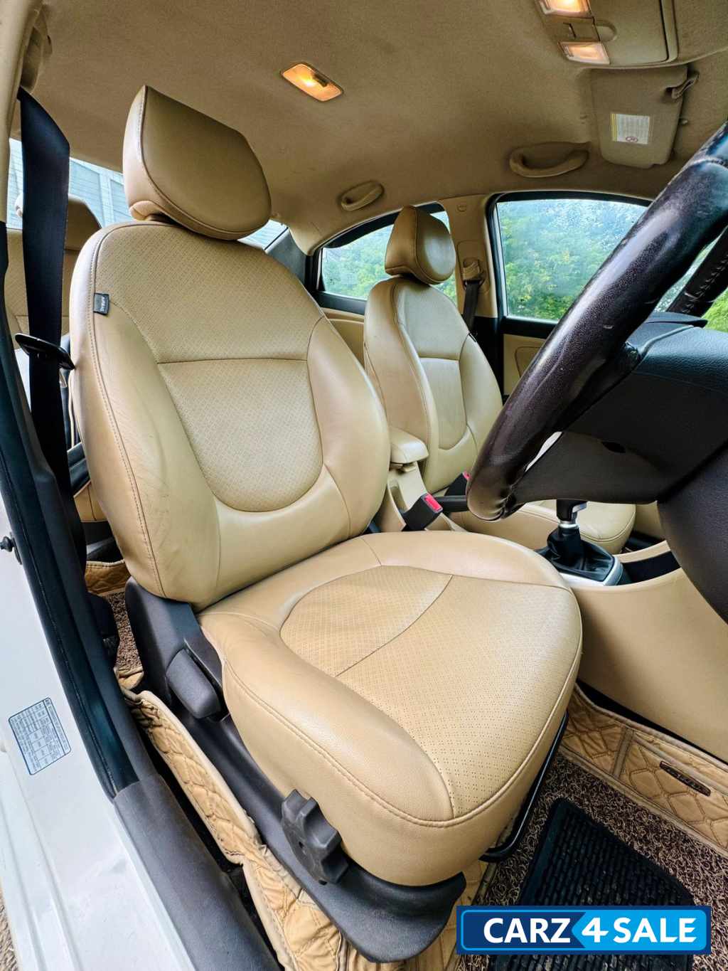 White Hyundai Verna Fluidic sx(o) White Hyundai Verna Fluidic sx(o)