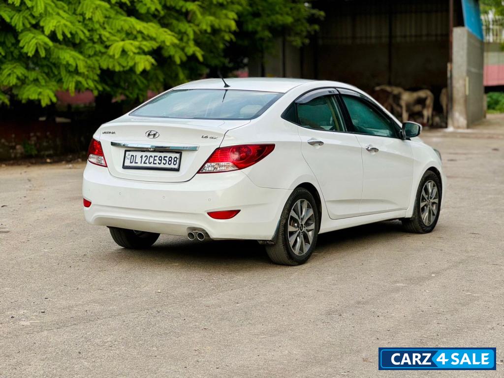 White Hyundai Verna Fluidic sx(o) White Hyundai Verna Fluidic sx(o)