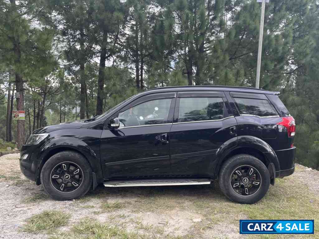 Volcanic Black Mahindra XUV 500 W5
