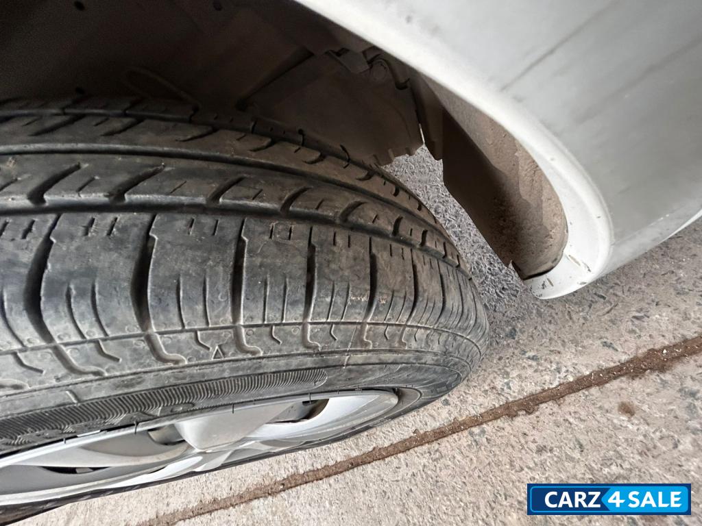 Pearl White Maruti Suzuki Dzire tour s cng