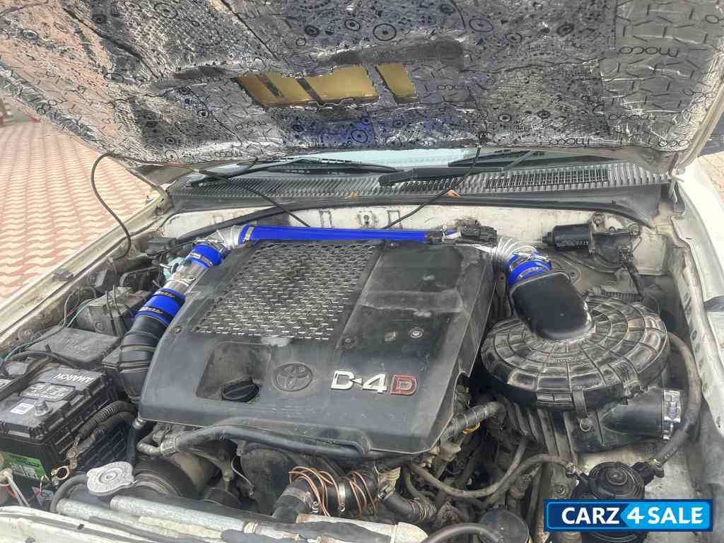 White Toyota Hilux 3.0 D4D 4x4