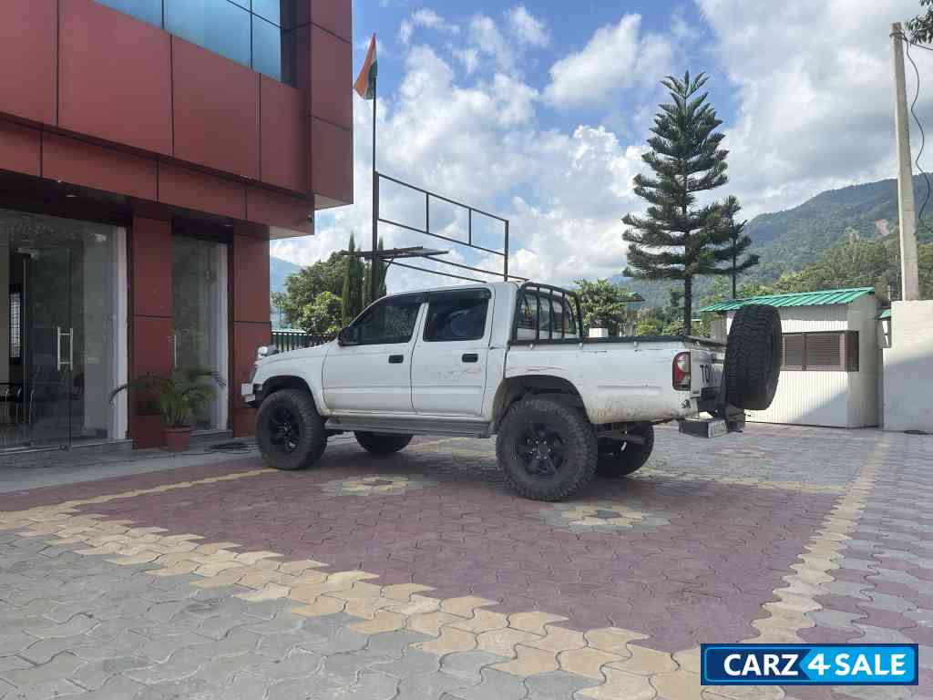 White Toyota Hilux 3.0 D4D 4x4 White Toyota Hilux 3.0 D4D 4x4