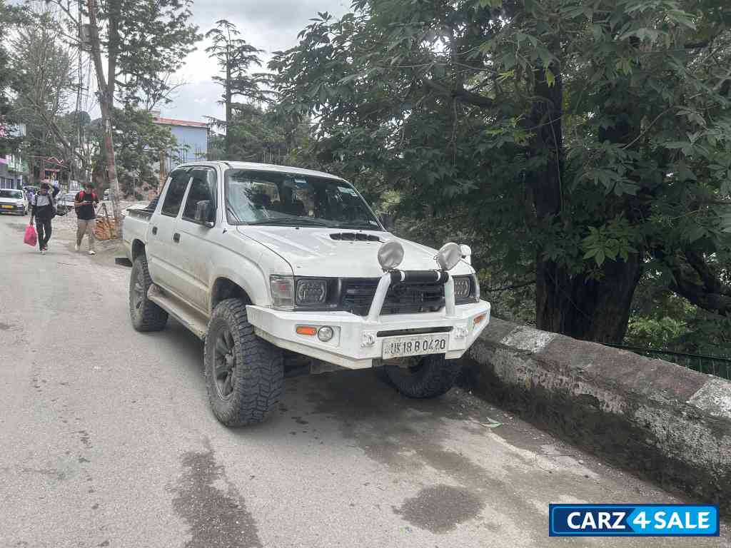 White Toyota Hilux 3.0 D4D 4x4 White Toyota Hilux 3.0 D4D 4x4