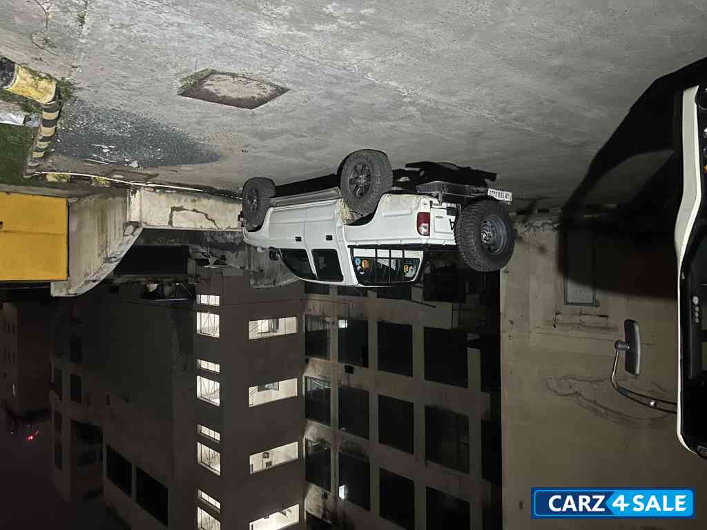 White Toyota Hilux 3.0 D4D 4x4 White Toyota Hilux 3.0 D4D 4x4