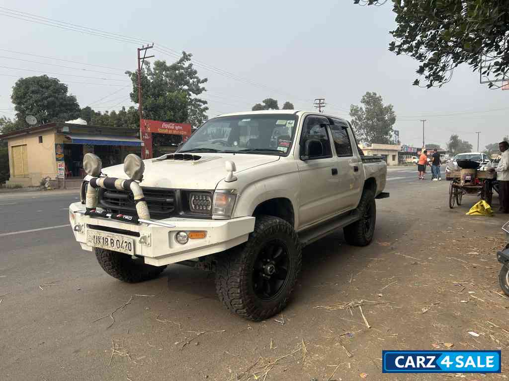 White Toyota Hilux 3.0 D4D 4x4 White Toyota Hilux 3.0 D4D 4x4