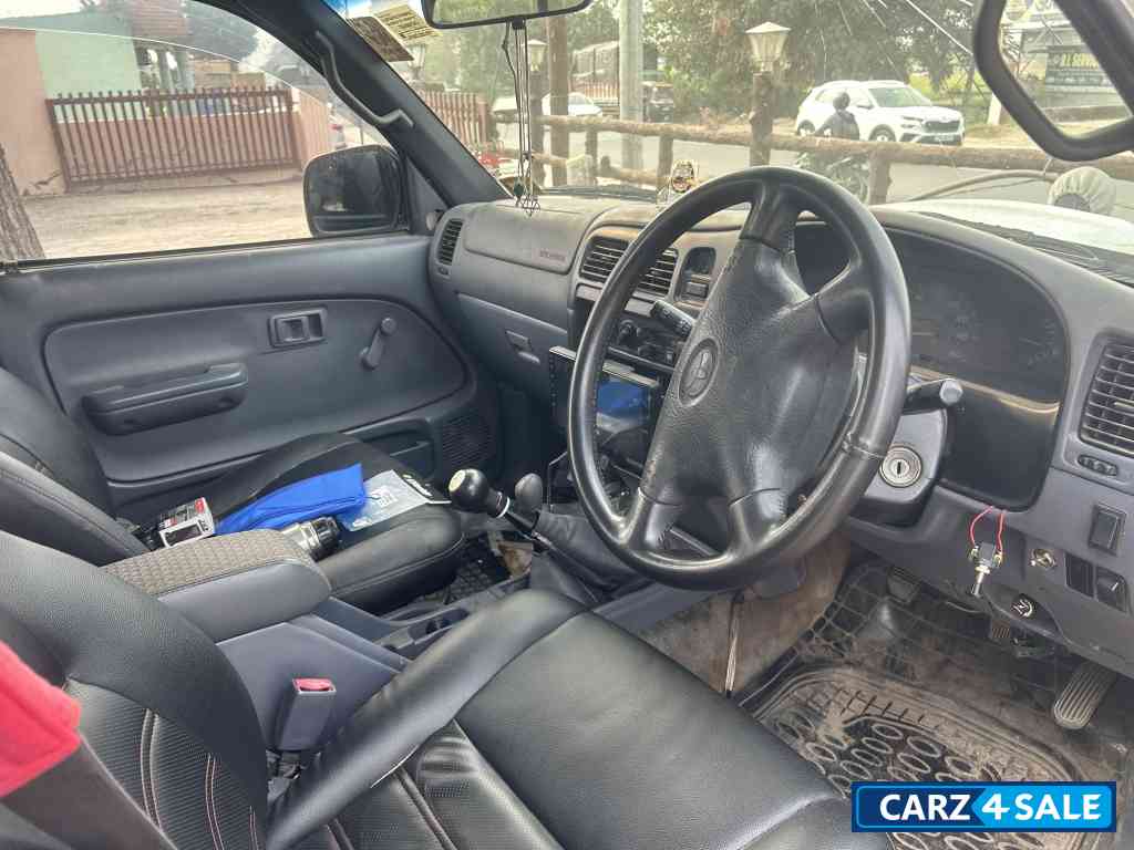 White Toyota Hilux 3.0 D4D 4x4 White Toyota Hilux 3.0 D4D 4x4