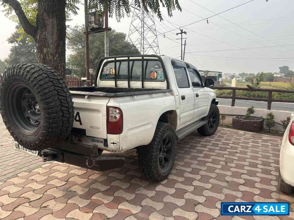 White Toyota Hilux 3.0 D4D 4x4 White Toyota Hilux 3.0 D4D 4x4