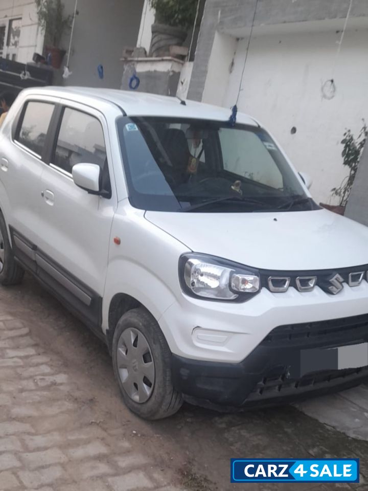 White Maruti Suzuki S-Presso Vxi petrol