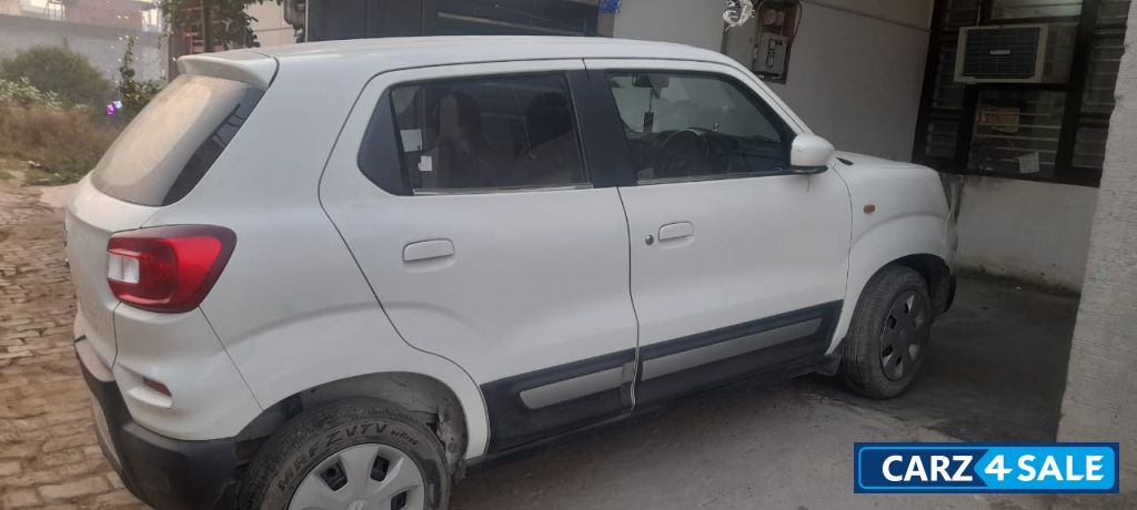 White Maruti Suzuki S-Presso Vxi petrol