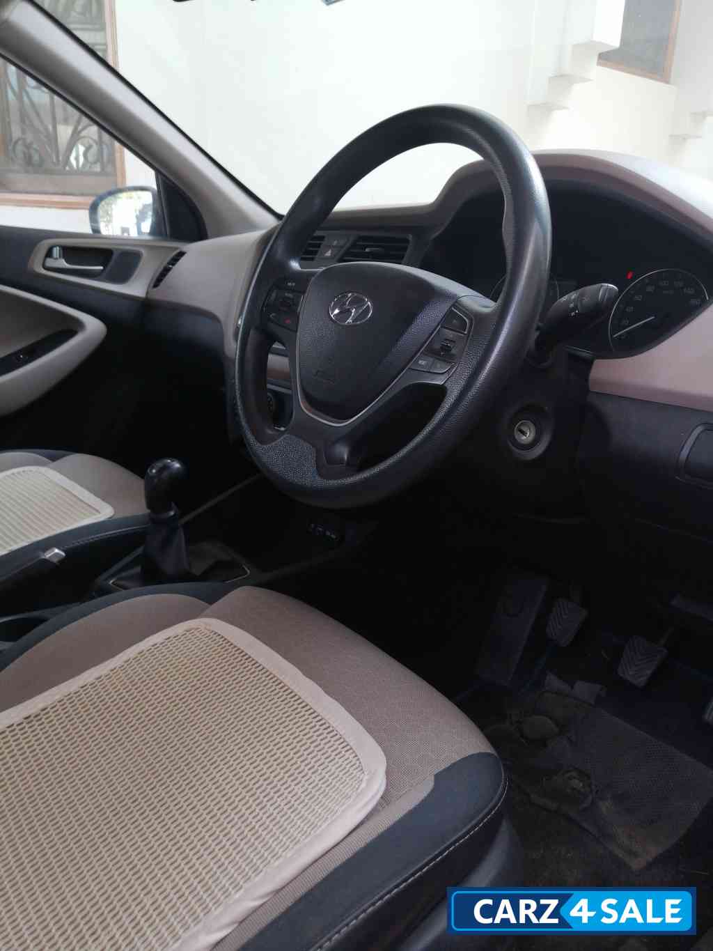 White Hyundai Elite i20 Magna 1.2