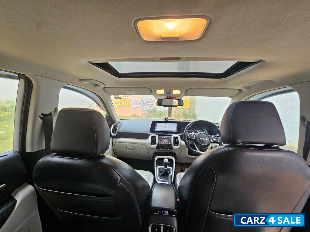 Glacier White Pearl Kia Sonet